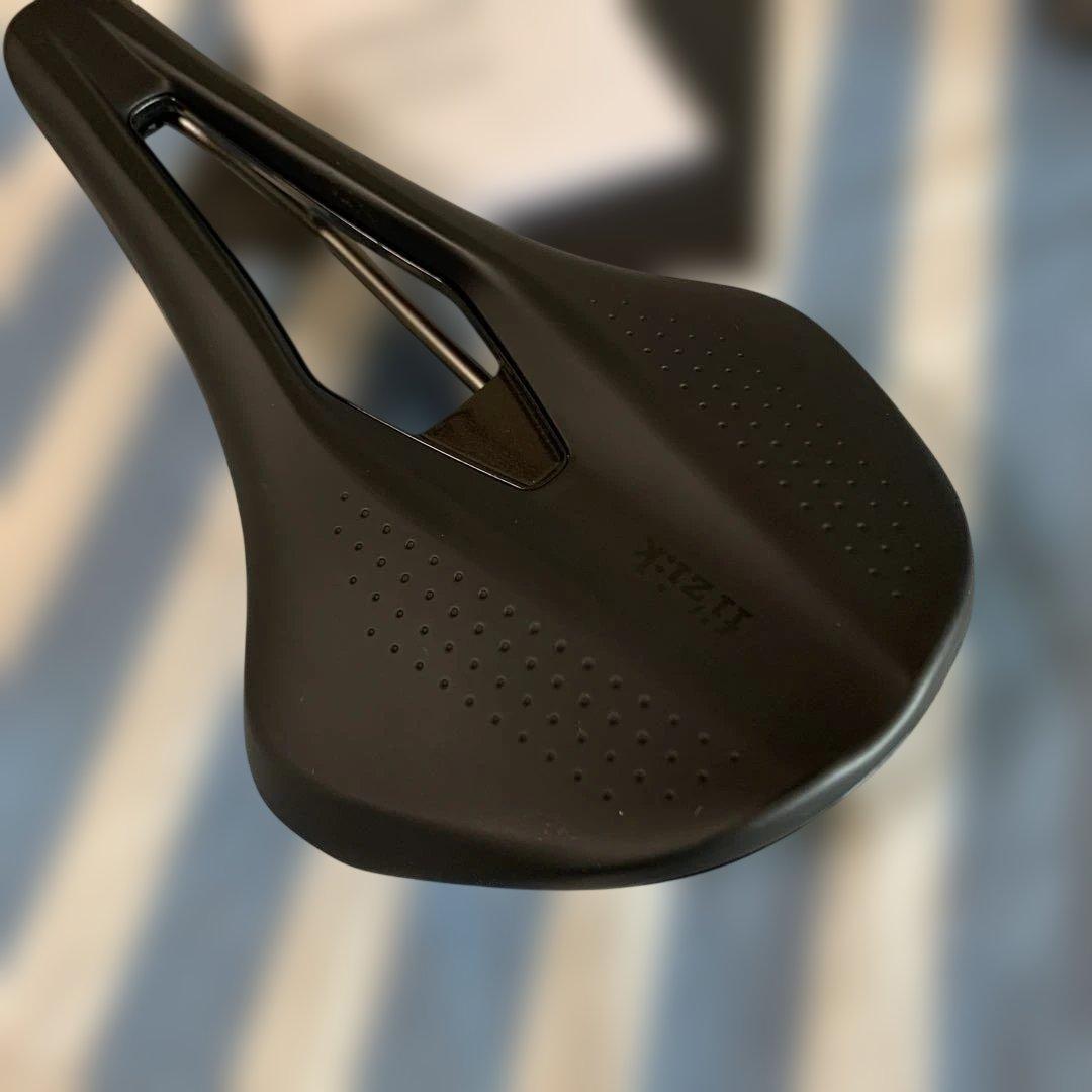 フィジーク テンポアルゴ キウムレール160ミリ ブラックサドル 箱付き