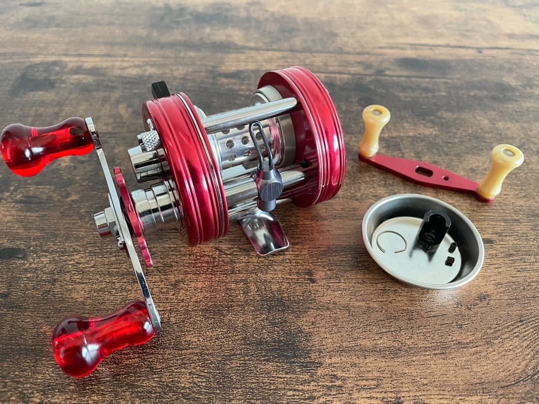 ABU Ambassadeur 2500C ノスタルジア レッド ベイトフィネス