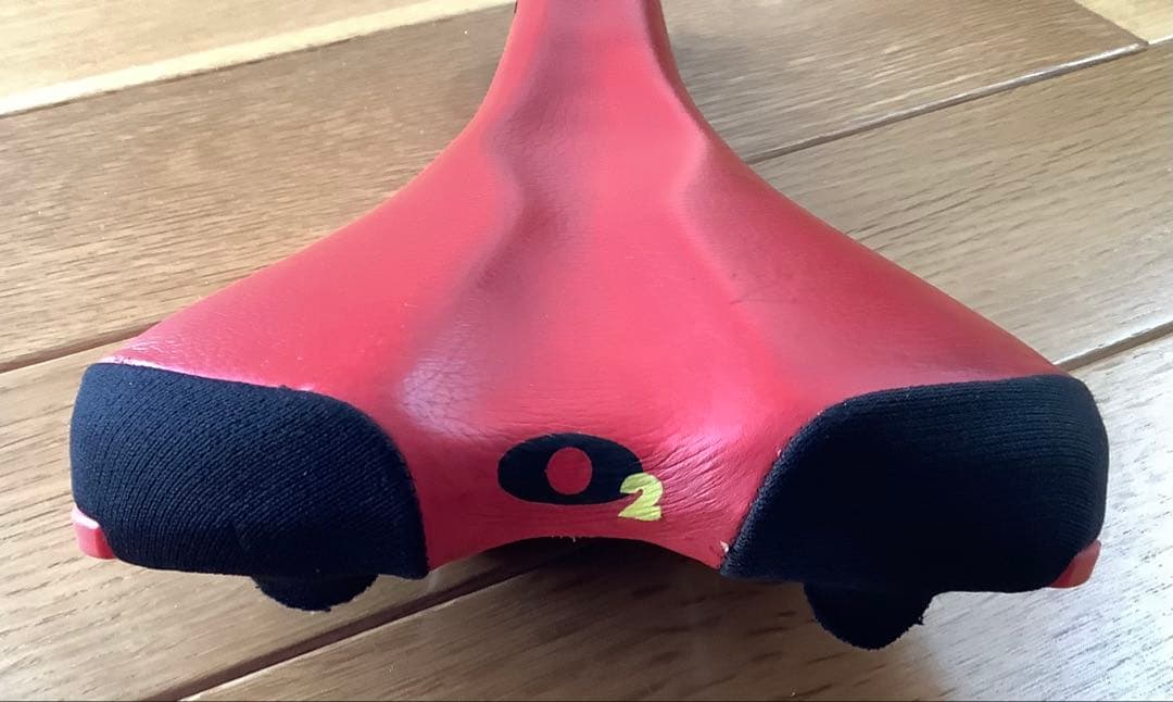 【中古】AVOCET O2 赤 サドル