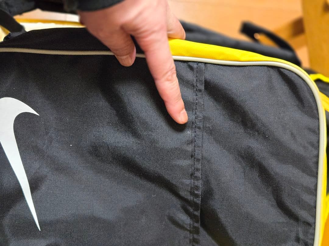 ナイキ　大型リュックサック　　　黒と黄色