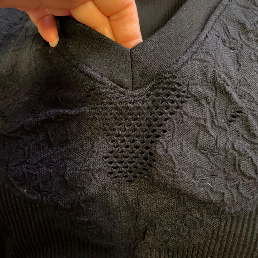 ブラックVネックヨガウェア