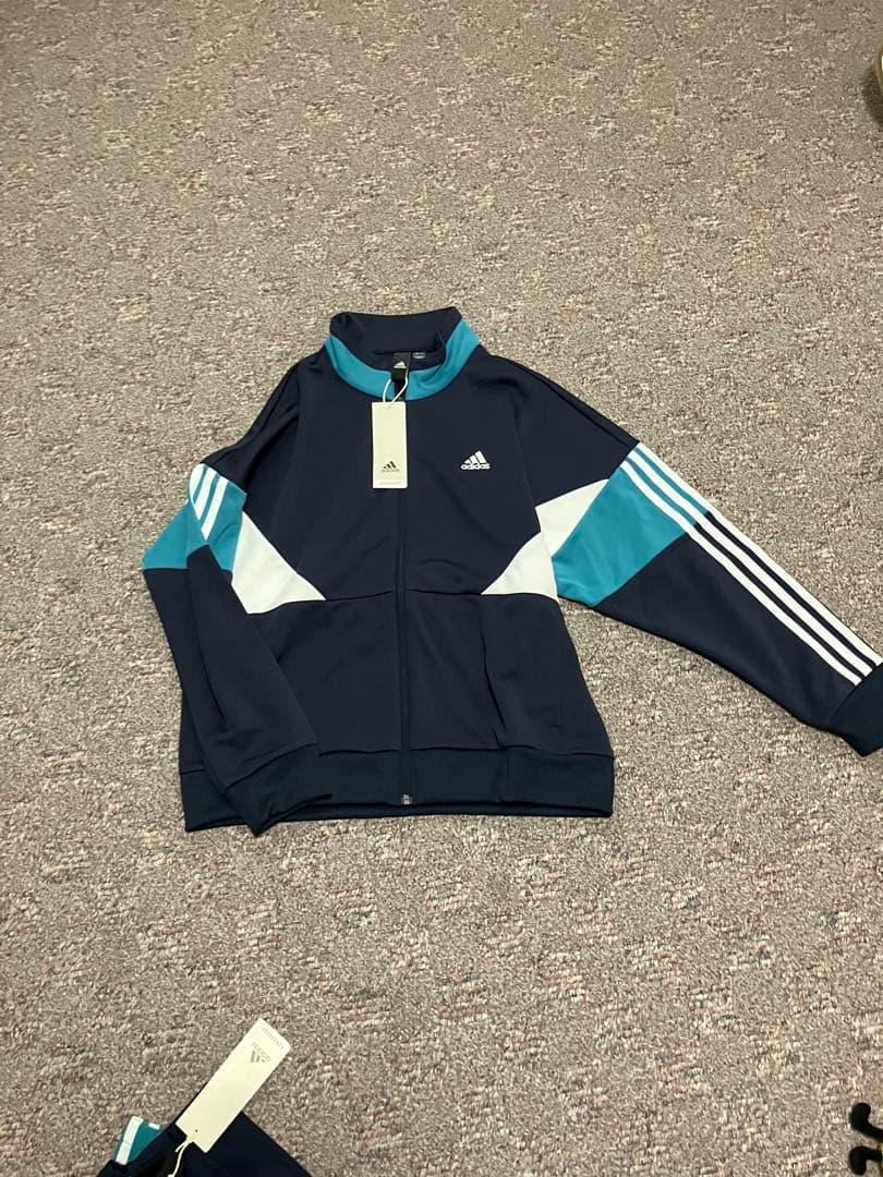 アディダス　ジャージ　セットアップ　レディース　あのちゃん風