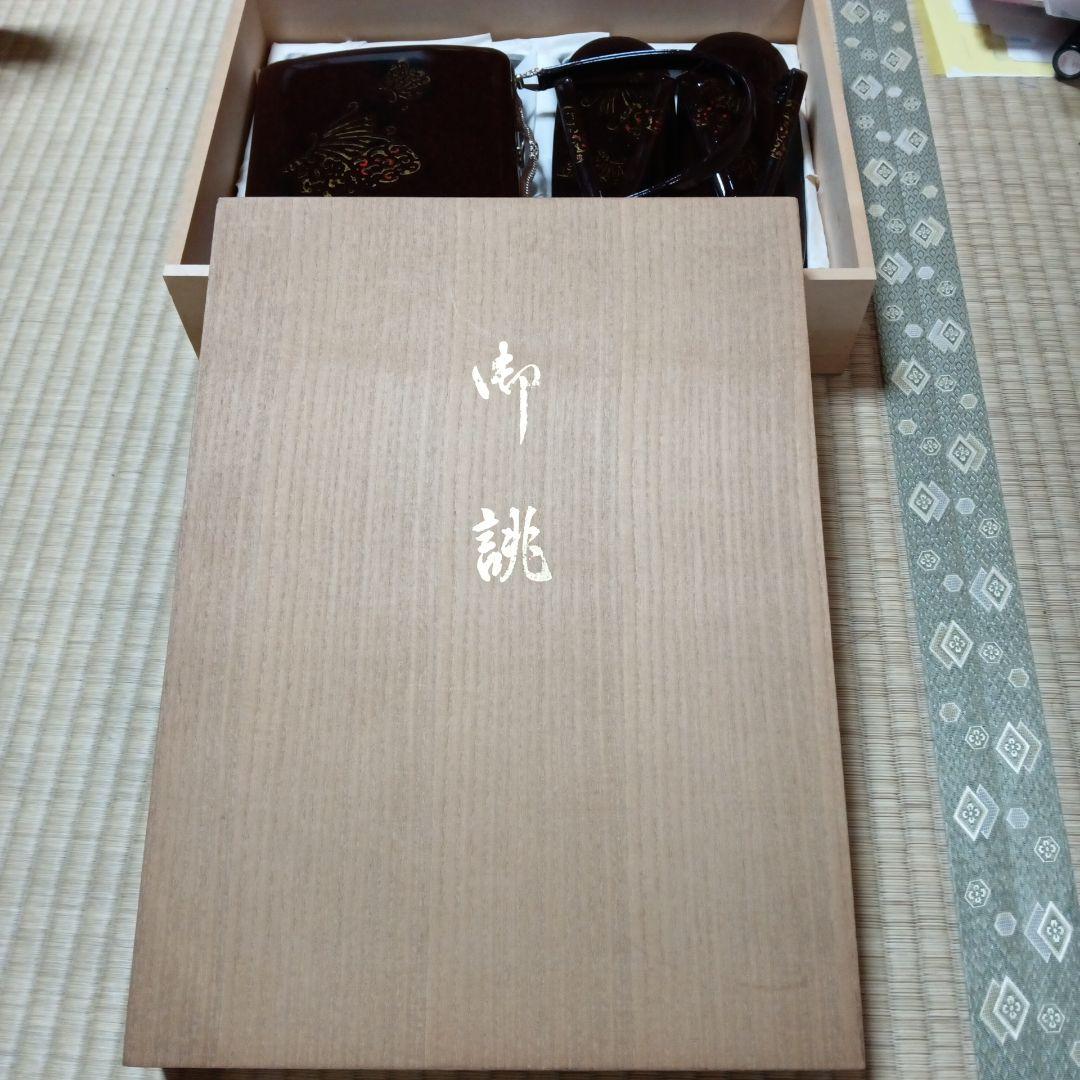 漆塗りの和装バッグと草履のセット