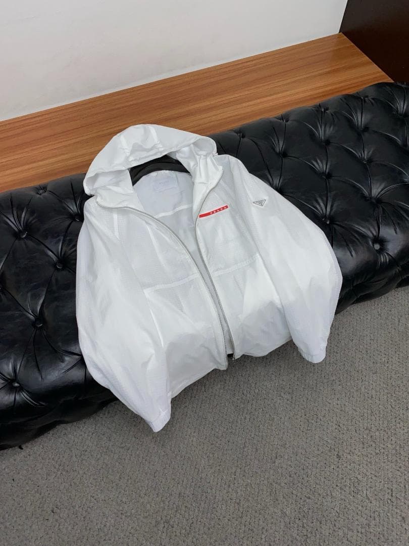 ホワイトフード付きジャケット