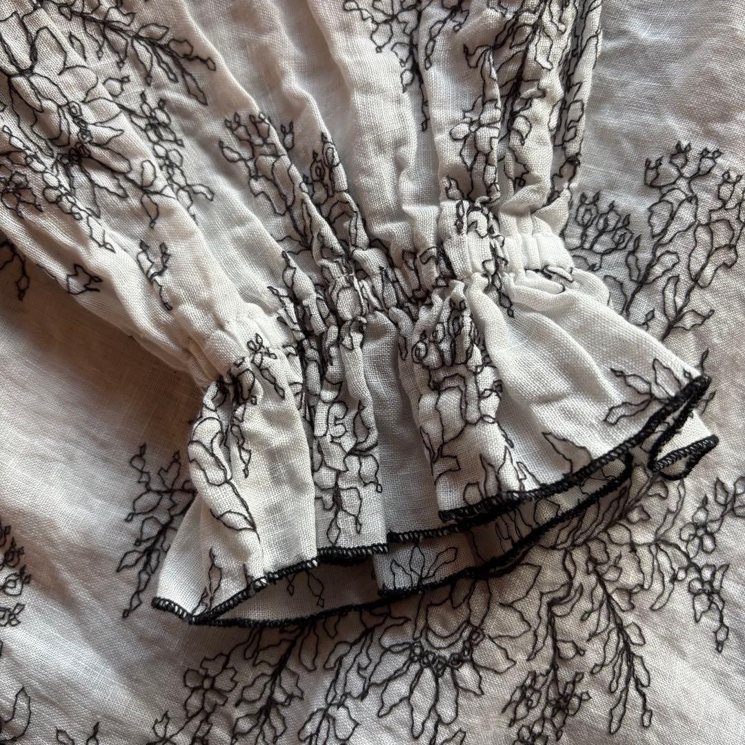 【nest Robe / ネストローブ】エンブロイダリーリネンブラウス　刺繍