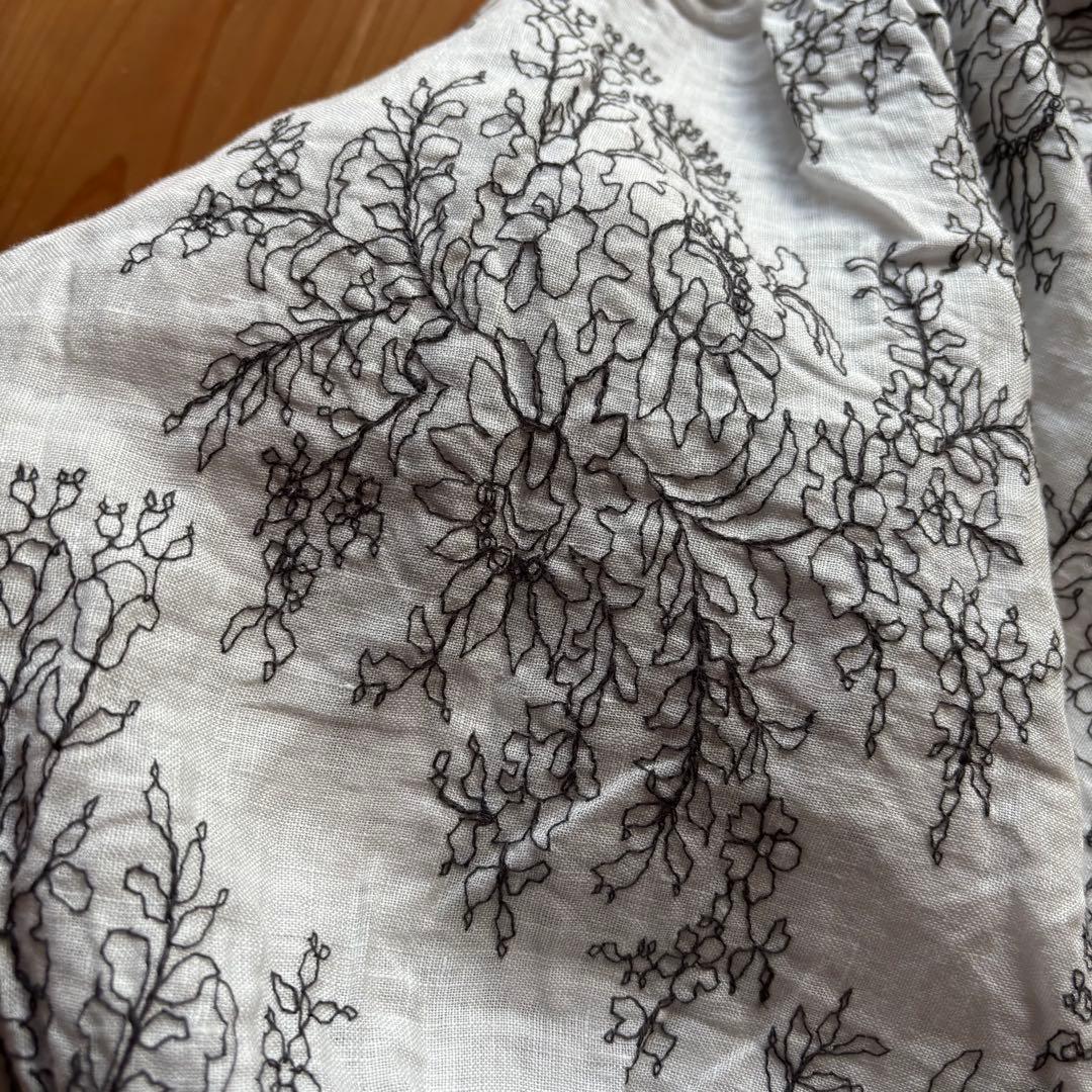 【nest Robe / ネストローブ】エンブロイダリーリネンブラウス　刺繍