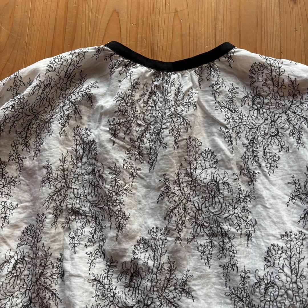 【nest Robe / ネストローブ】エンブロイダリーリネンブラウス　刺繍