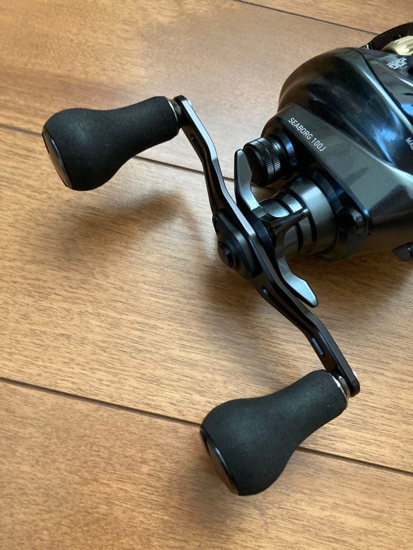 ダイワ　24　シーボーグ　100J（右）