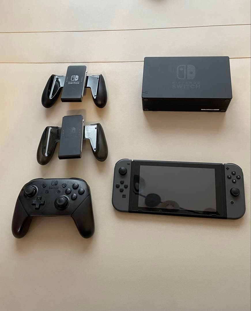 ニンテンドースイッチ本体、Joy-Conグリップ、プロコン、ケース、ACアダプタ