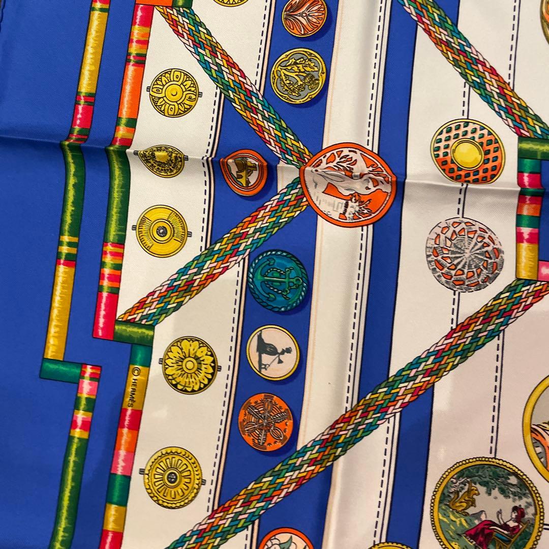 エルメス　カレ青い装飾的スカーフ