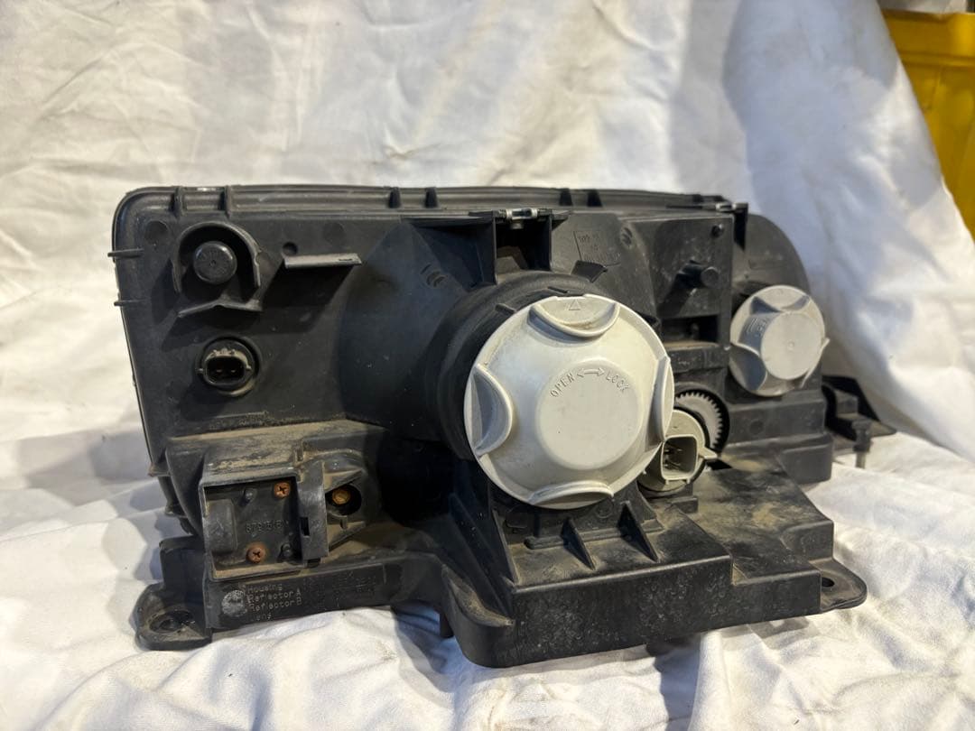 令和2年三菱ふそうヘッドライト左HID MK581269 100-87909