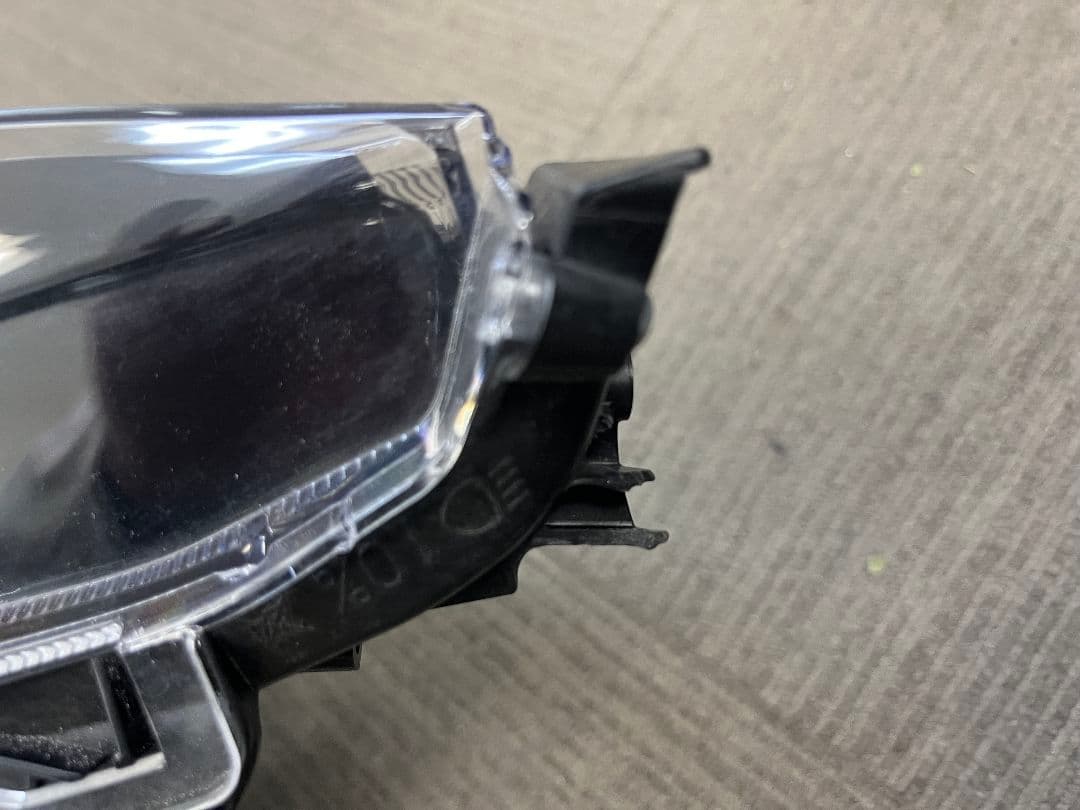 今日までの出品です。ノア　90系右ヘッドランプユニット