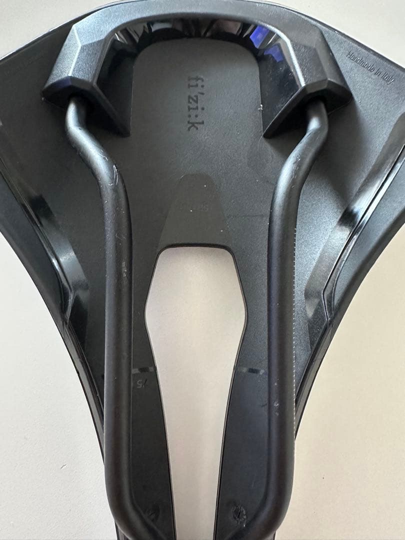 フィジーク サドル アルゴ ベント S-アロイレール ブラック 150MM