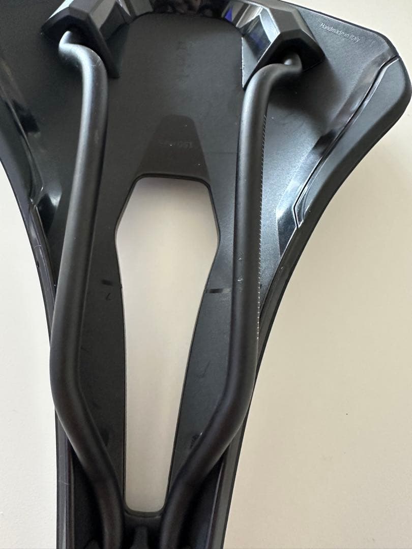 フィジーク サドル アルゴ ベント S-アロイレール ブラック 150MM