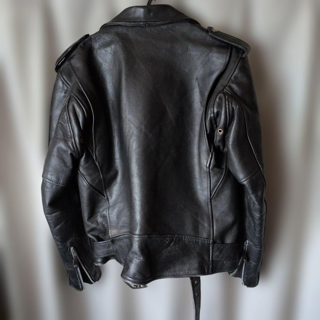 黒のダブルライダースジャケット