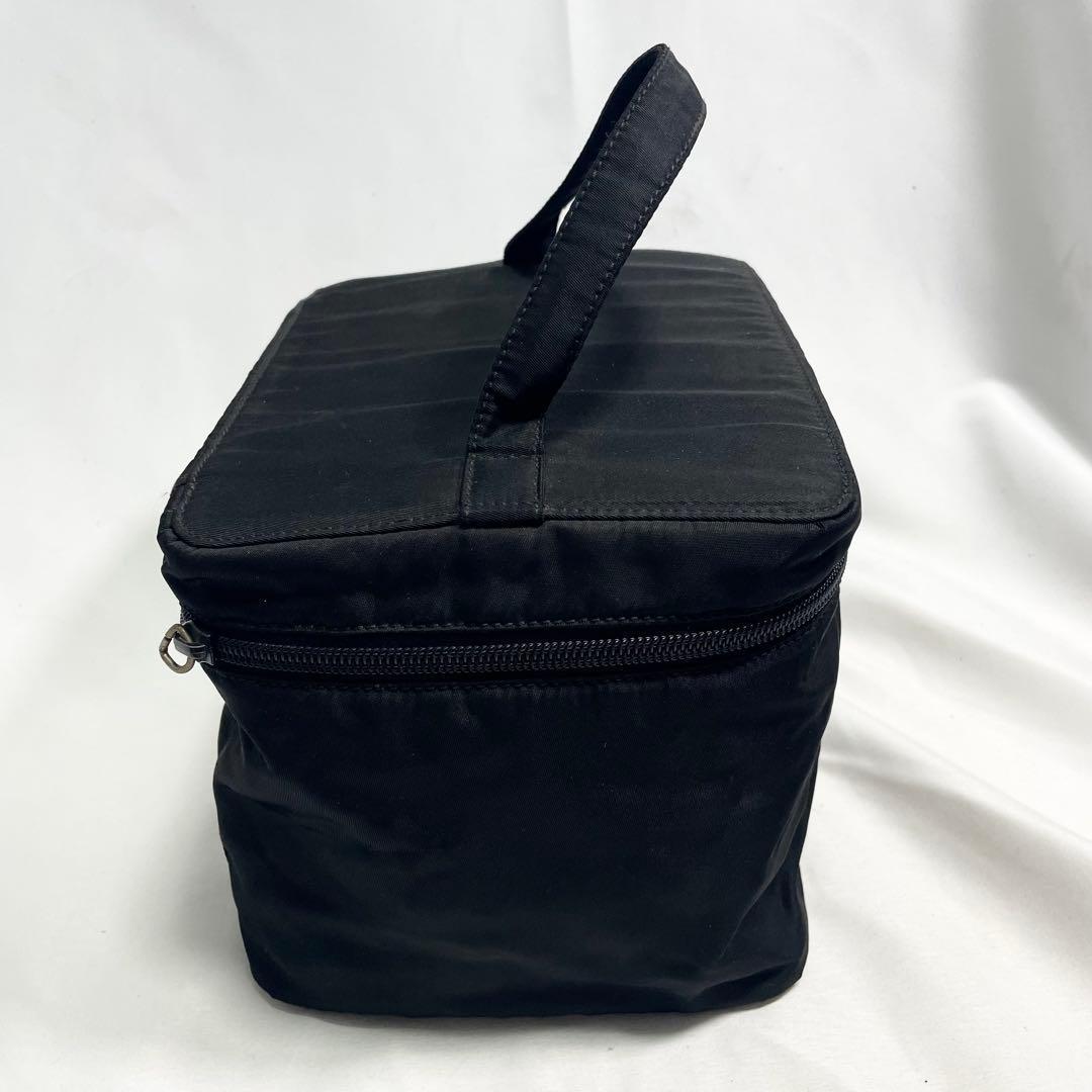 プラダ ブラック ナイロン バニティ ハンドバッグ　コスメバッグ 三角ロゴ 金具