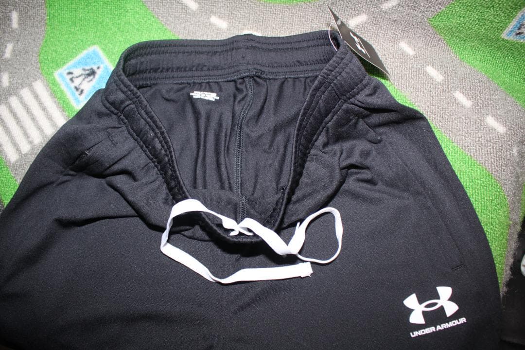 L　黒　アンダーアーマー　薄手ジャージ上下セット　トレーニングウエア