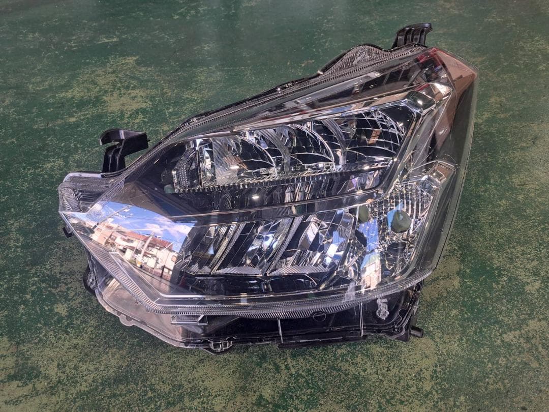 ダイハツ　ミライースLA350S左ヘッドランプユニットLH81170-B2680