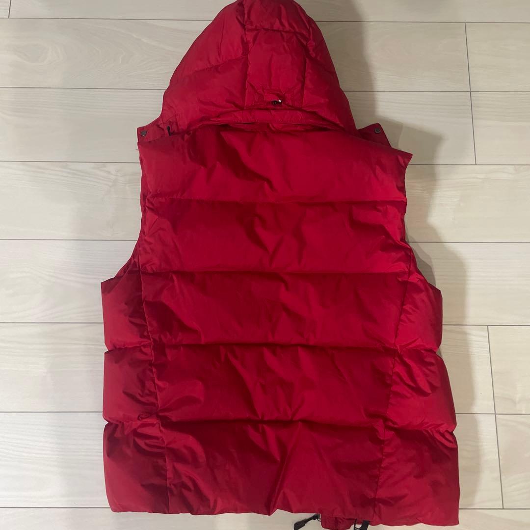 ポロロゴ刺繍 フード付き赤ダウンベスト