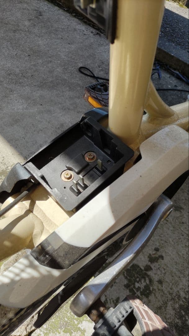 ホワイト三輪自転車 前面バスケット付き