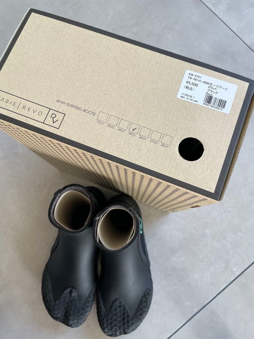 セット売り【未使用】サーフブーツ25センチ、スムーススプレー【美品】グローブ