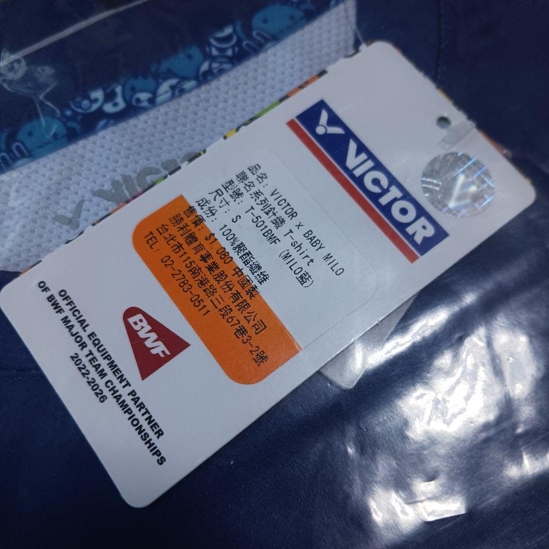 VICTOR x BABY MILO STORE® 　青Tシャツ　S