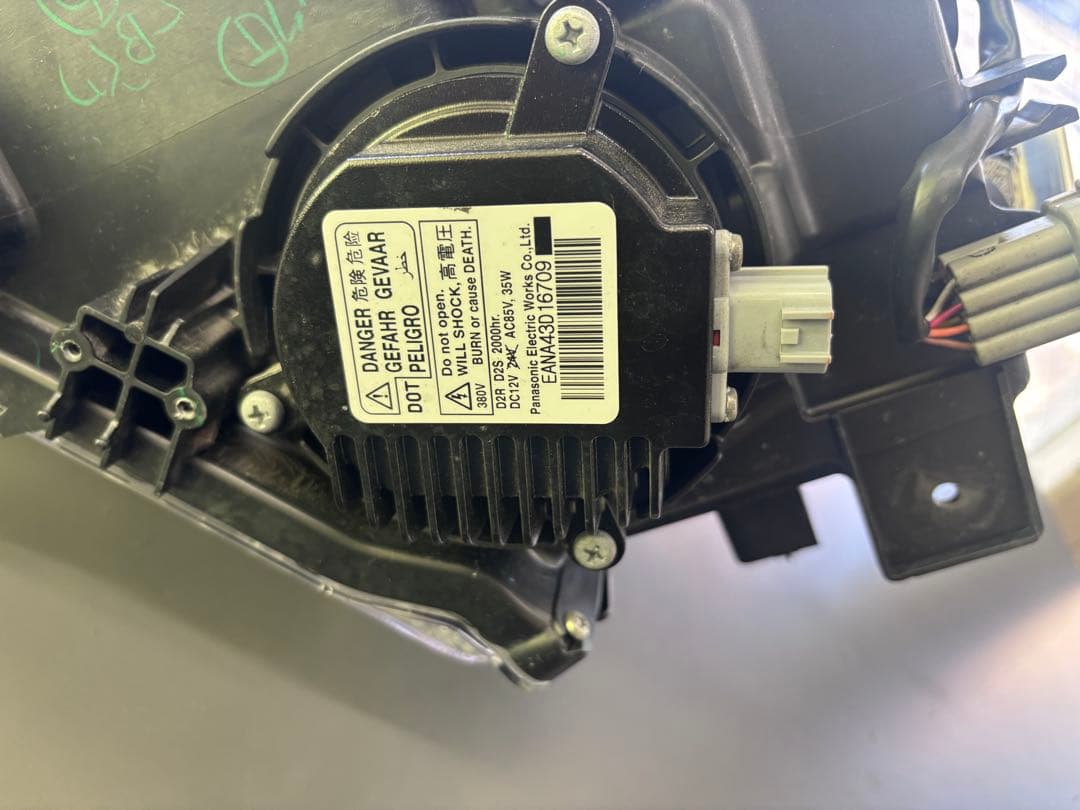 エルグランド　右側ヘッドライト(運転席側) TE52