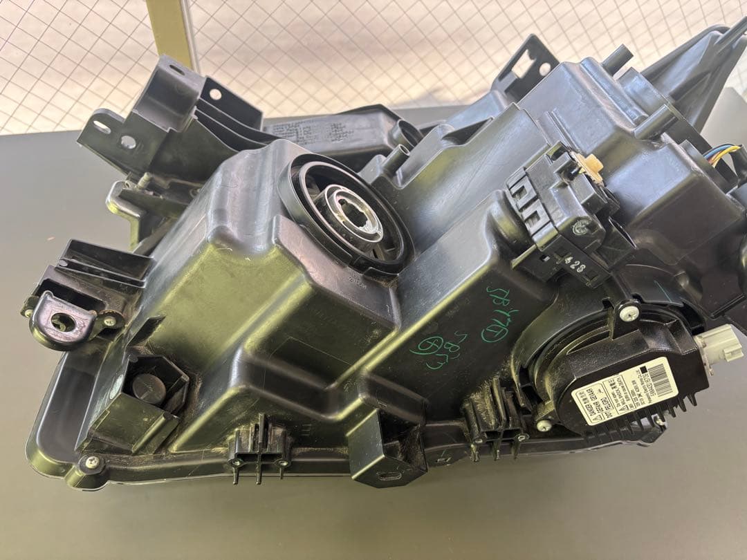 エルグランド　右側ヘッドライト(運転席側) TE52