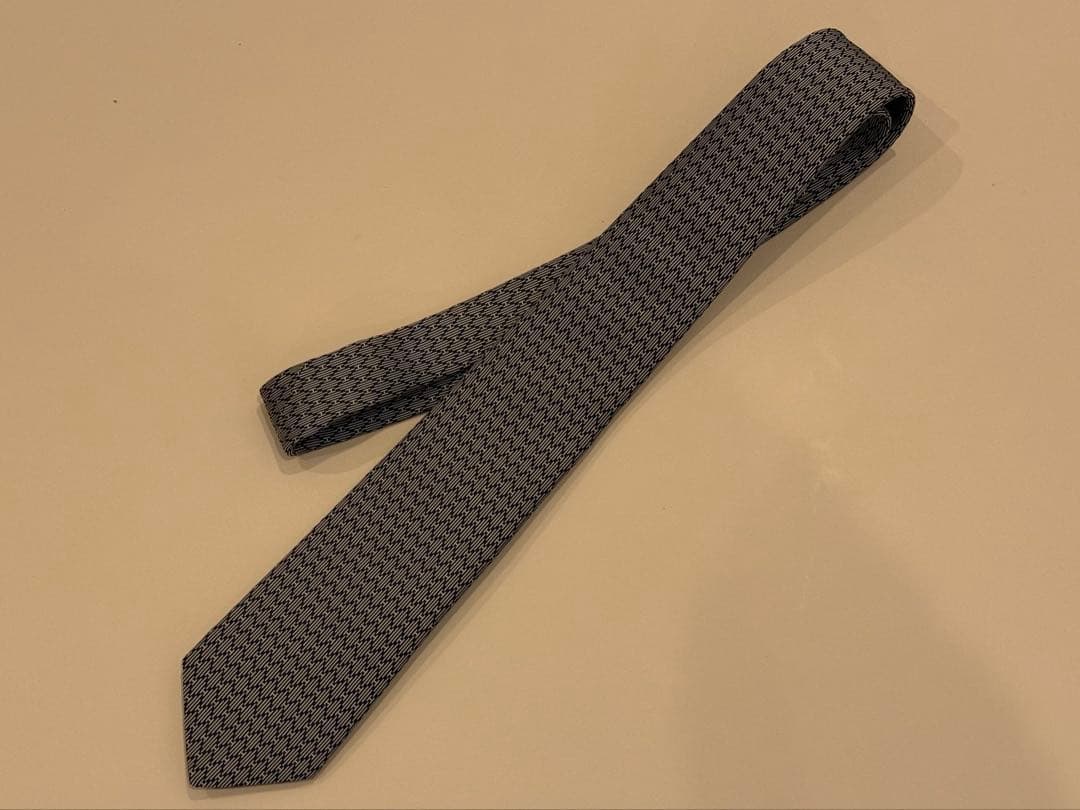 エルメス　HERMES シルバーネイビー Hのロゴ柄 シルクネクタイ