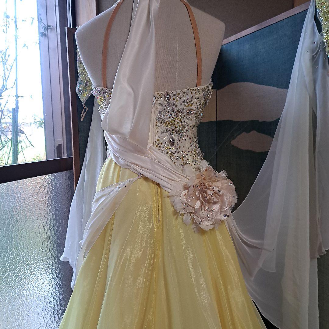 黄色いビーズ装飾スタンダードドレスフジタドレス