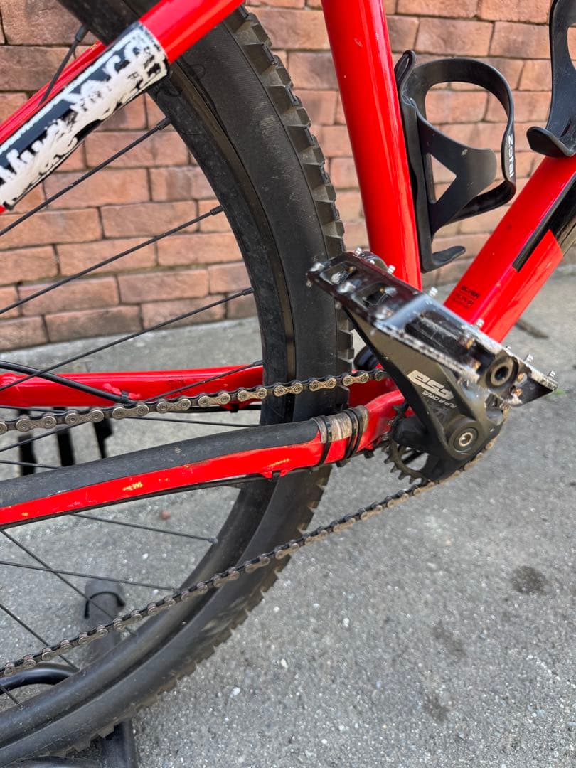 オレンジ・赤のマウンテンバイク