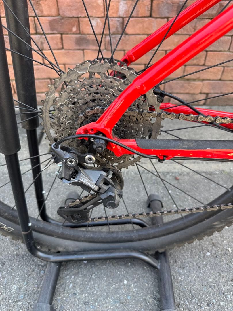 オレンジ・赤のマウンテンバイク