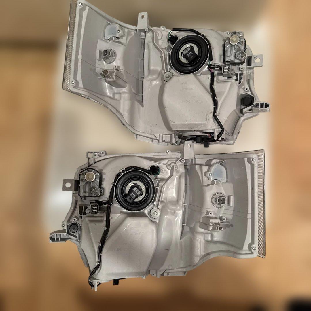 ハイエース　8型　純正へッドライト