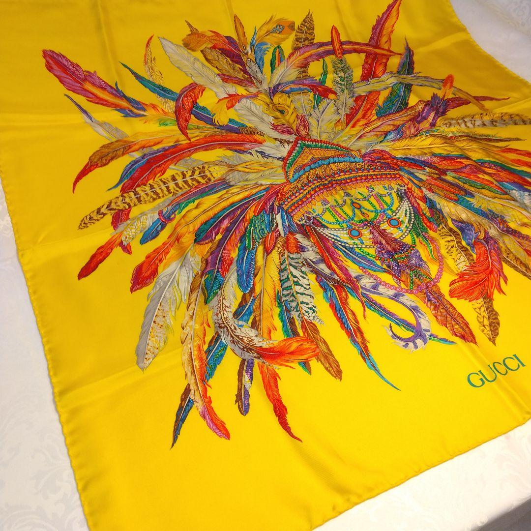 GUCCI グッチ　カラフル羽根のモチーフ　イタリア製 シルクスカーフ　黄色