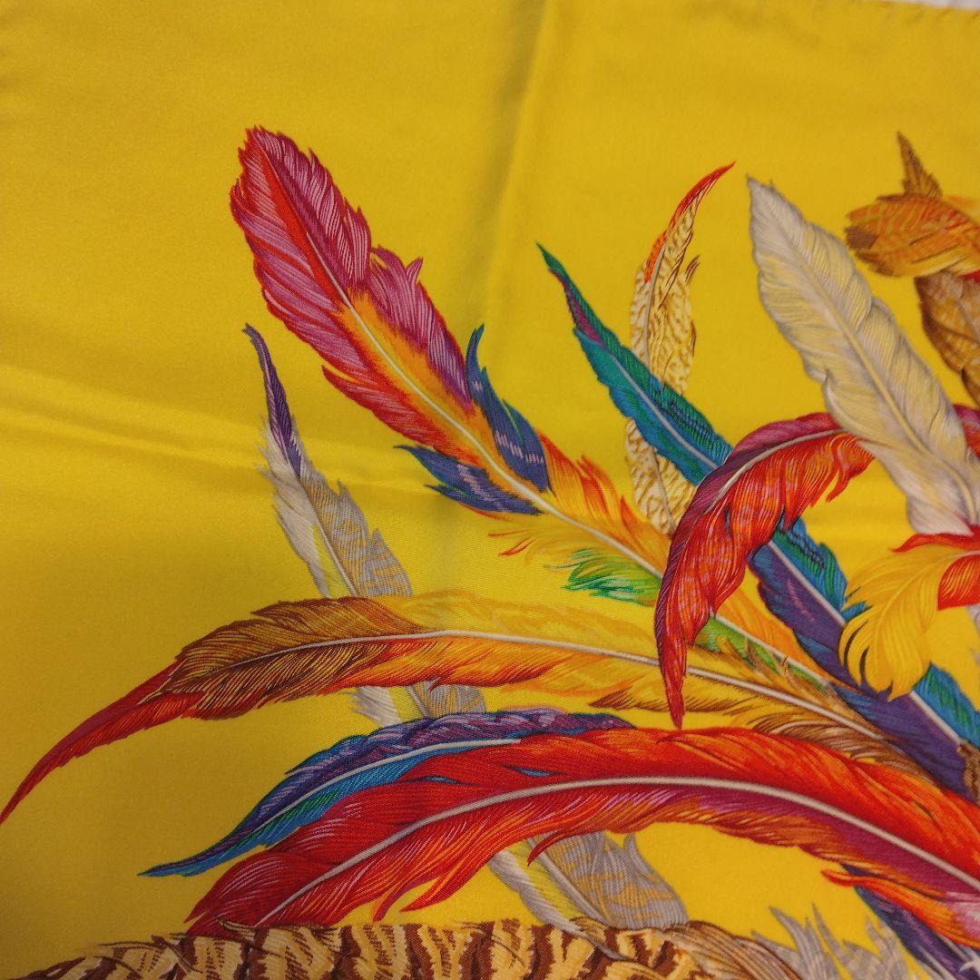 GUCCI グッチ　カラフル羽根のモチーフ　イタリア製 シルクスカーフ　黄色