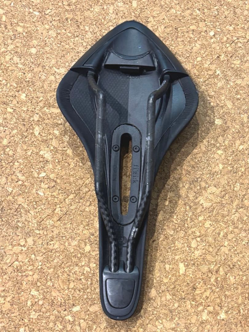 Fizik サドル ARIONE OPEN R1 カーボンレール