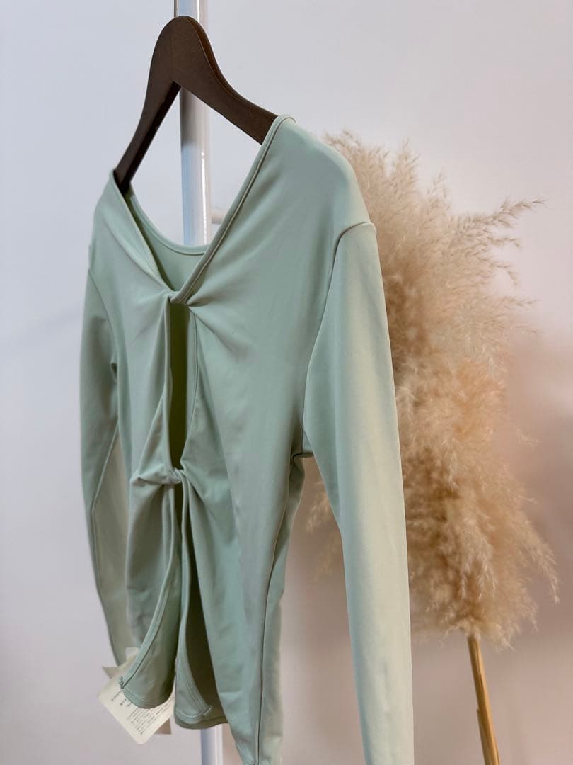 emmi yoga新品⭐️サステナレッチデザインプルオーバー水陸両用ラッシュガード