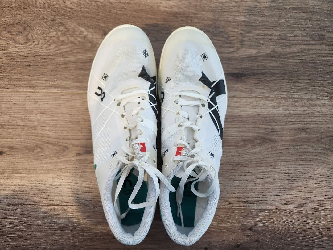 On スパイクシューズ ホワイト/グリーン