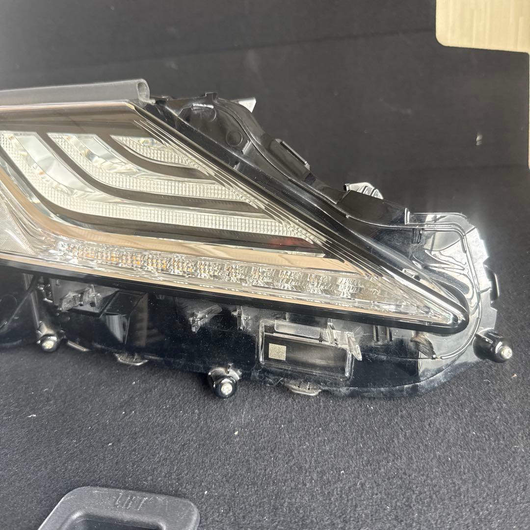 は*が様 ★美品 AXVH70 カムリ★右ヘッドライト 打刻:Ｙ ユニット メッ