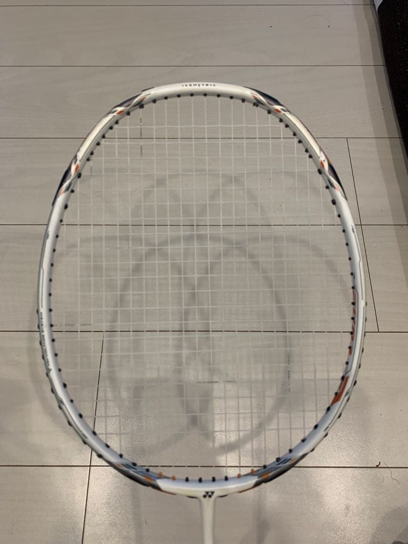h*3様 バドミントンラケット ホワイト ボルトリック70Etune 4UG5