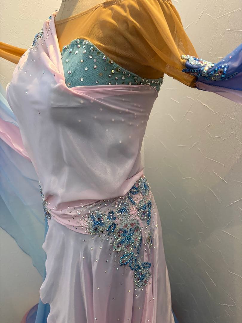 社交ダンス　Sapiel のブルーとピンクのグラデーションドレス