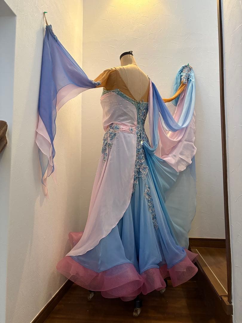 社交ダンス　Sapiel のブルーとピンクのグラデーションドレス