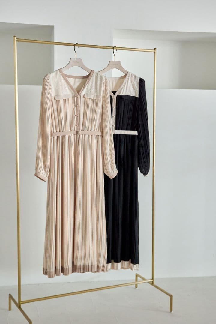 新品herlipto Point Lace Pleated Dress 黒