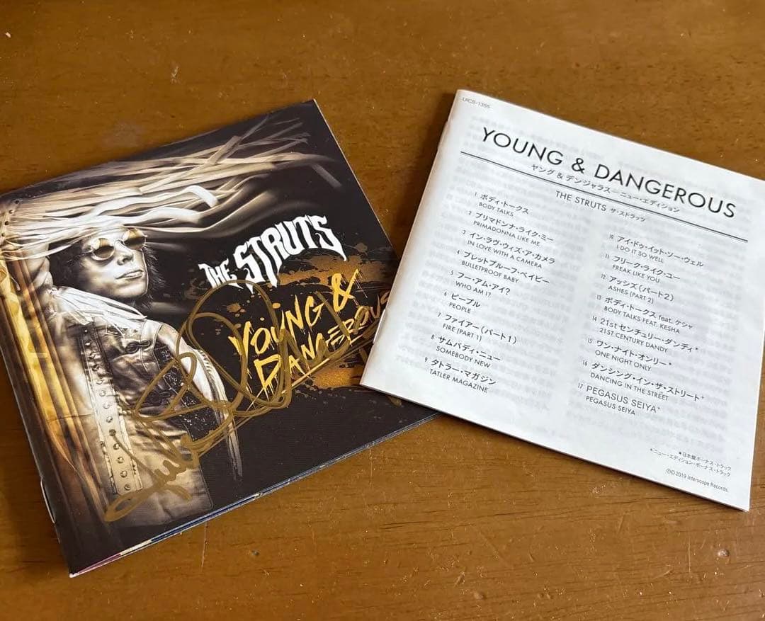 次世代クイーンThe Struts Young & Dangerous直筆サイン