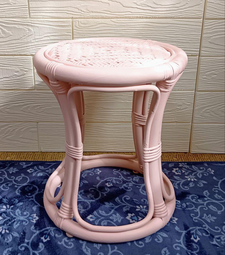 籐・ラタンのネイルピンク色の丸椅子の大小セット