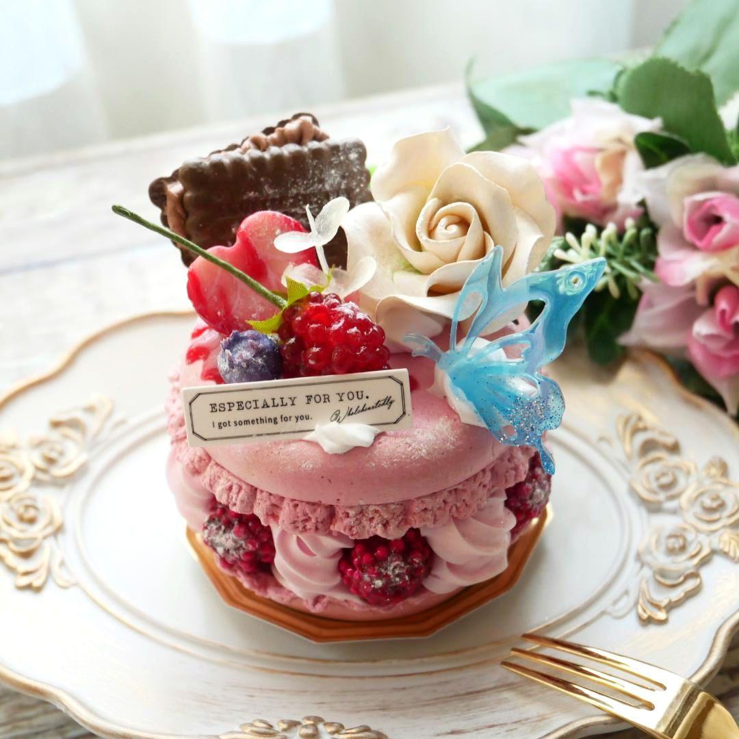 【ミッチー様】フェイクスイーツ❤︎‬ホワイトローズ飾り♡ベリーマカロンリスケーキ