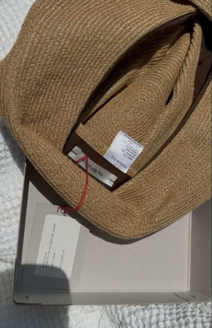 ベージュとホワイトのストライプBOXED HAT by mature ha