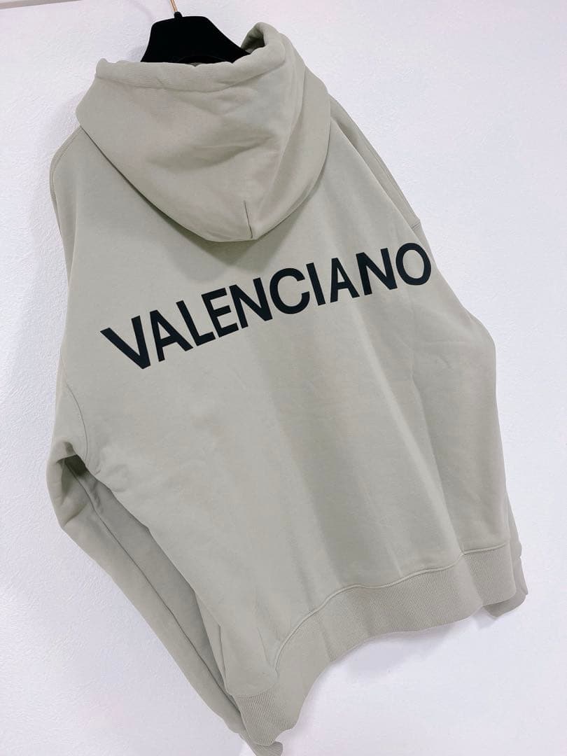 新品タグ付♡VALENCIANO ヴァレンティアーノ　バックロゴ　フーディー