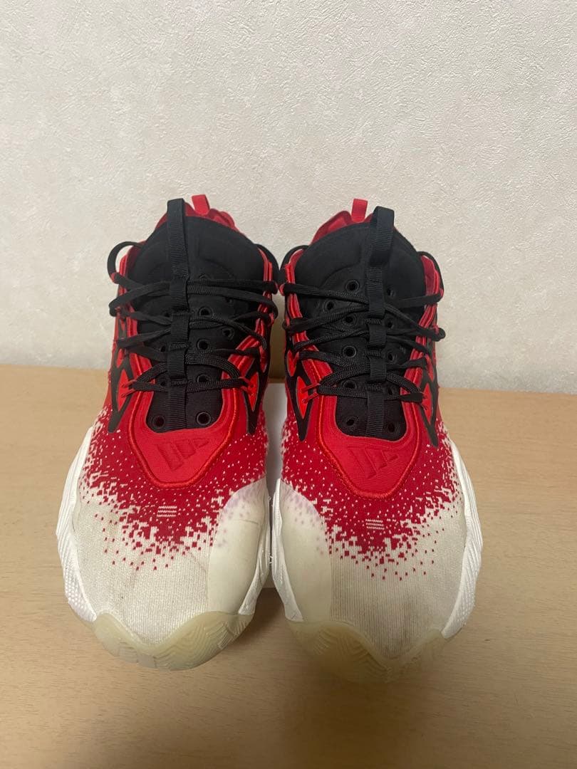 adidasトレイ ヤング 3のレッド／ホワイト/ブラック