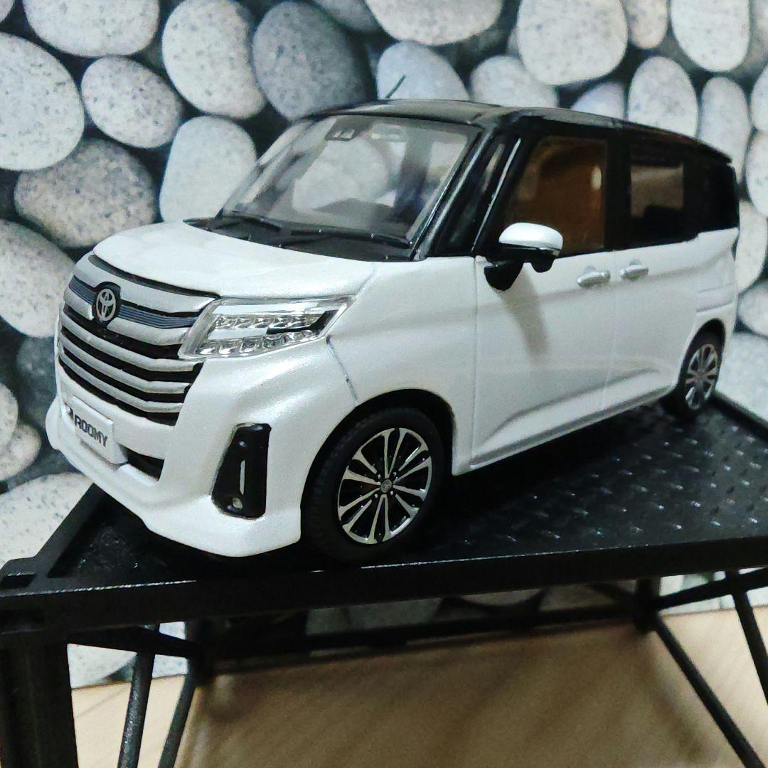 トヨタ ルーミー プルバックカー【ブラックマイカメタリック×パールホワイト】
